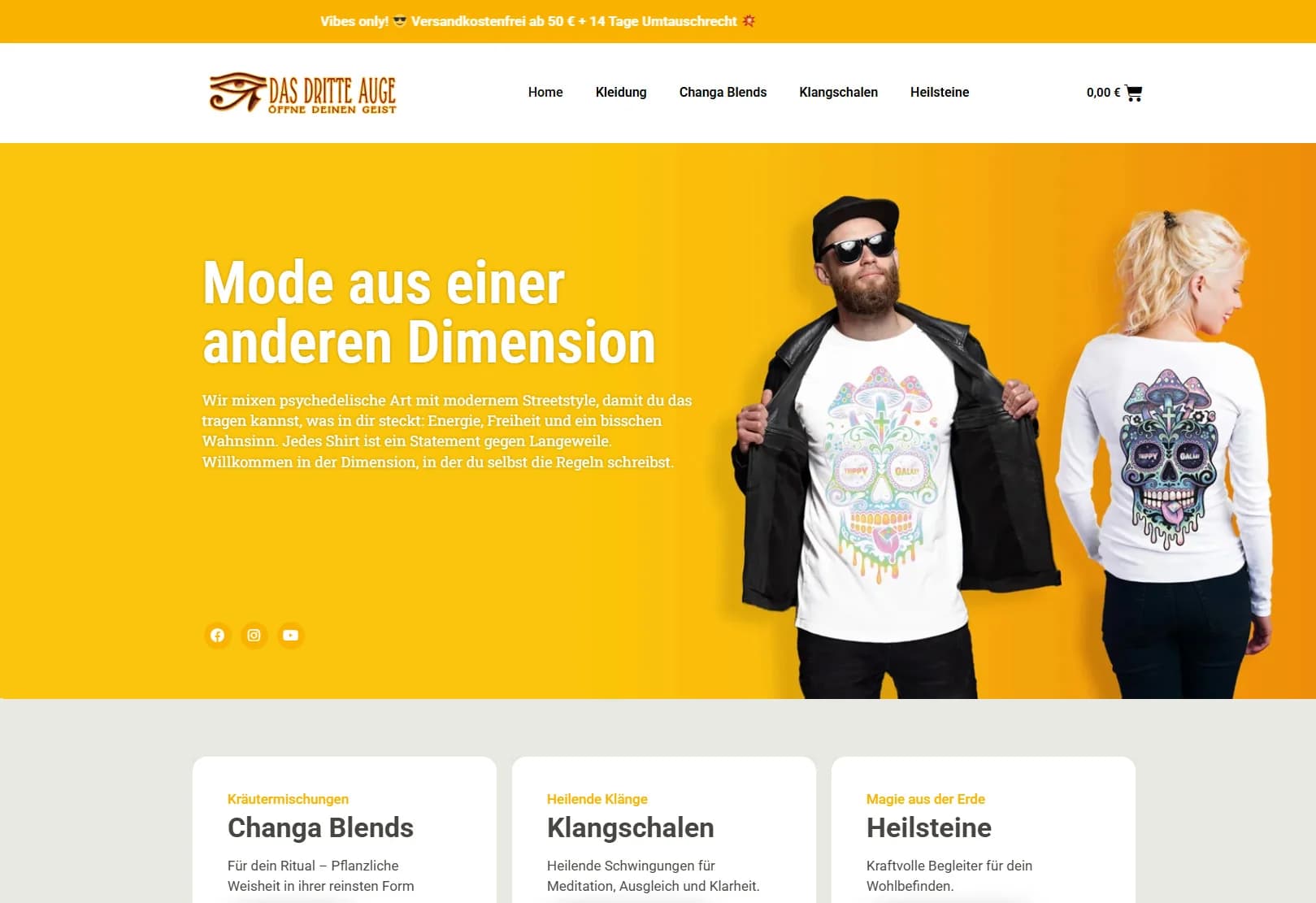 Die Startseite des Shops Das dritte Auge: gelbe Bühne mit zwei Modellen in bedruckten Shirts und dem Aufmacher „Mode aus einer anderen Dimension“, darunter die Kategorien Changa Blends, Klangschalen und Heilsteine.