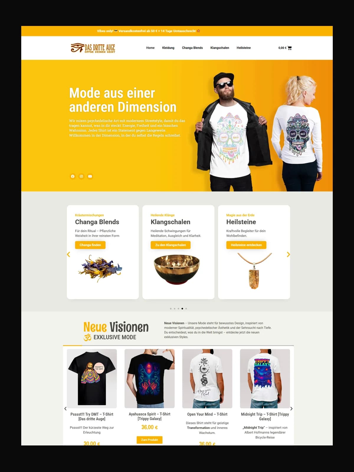Die Startseite des Shops, in einer dunklen Fläche gerahmt: eine orangene Bühne mit zwei Modellen in bedruckten Shirts, darunter die Kategorien und die Kollektion.