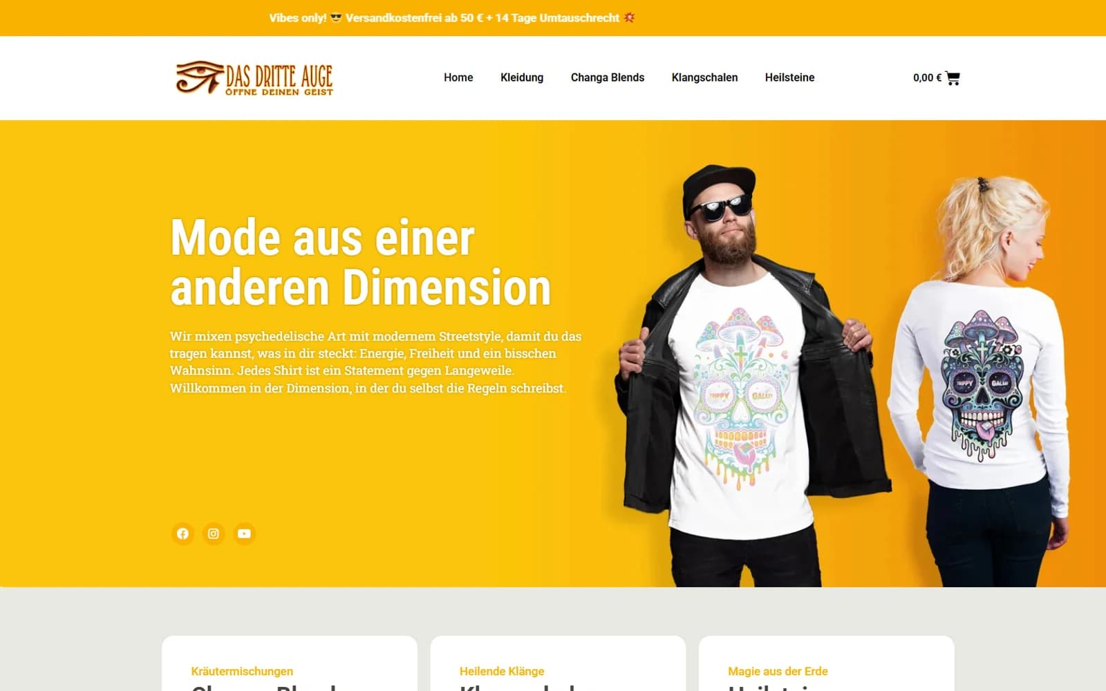 Die Startseite des Shops: eine orangene Bühne mit zwei Modellen in bedruckten Shirts, darüber die Kategorien Kleidung, Changa Blends, Klangschalen und Heilsteine.